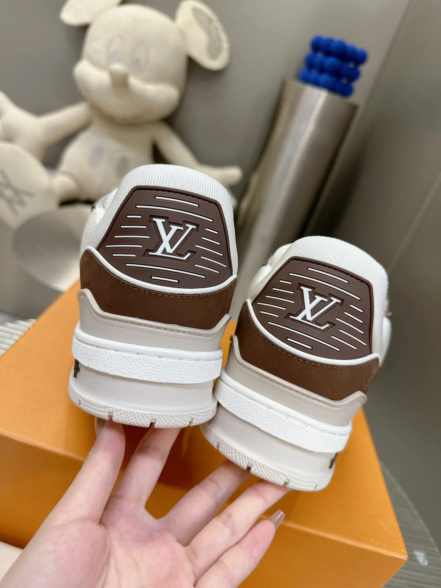 👟👟Ex-factory price 840👟👟The highest version on the Internet⚠️Feel free to compare! 2021🔥New model, purchase quality LV~Louis Vuitton by Virgin Abloh’s best-looking sneakers, Donkey Brand strongly recommends new products, official website limited edition retro basketball sneakers! Both high and low tops cost money to purchase 1:1 accurate replicas of the originals. The details are invincible, full of sincerity, imported custom-made original cowhide, the original package method is the same, the details are 100% restored, and the private model customized the original one-piece T👟👟factory price U outsole, which is different from other brands. Without the original version, this effect cannot be achieved! 35-45 (46 is custom-made and non-refundable) Some colors are available in women’s styles